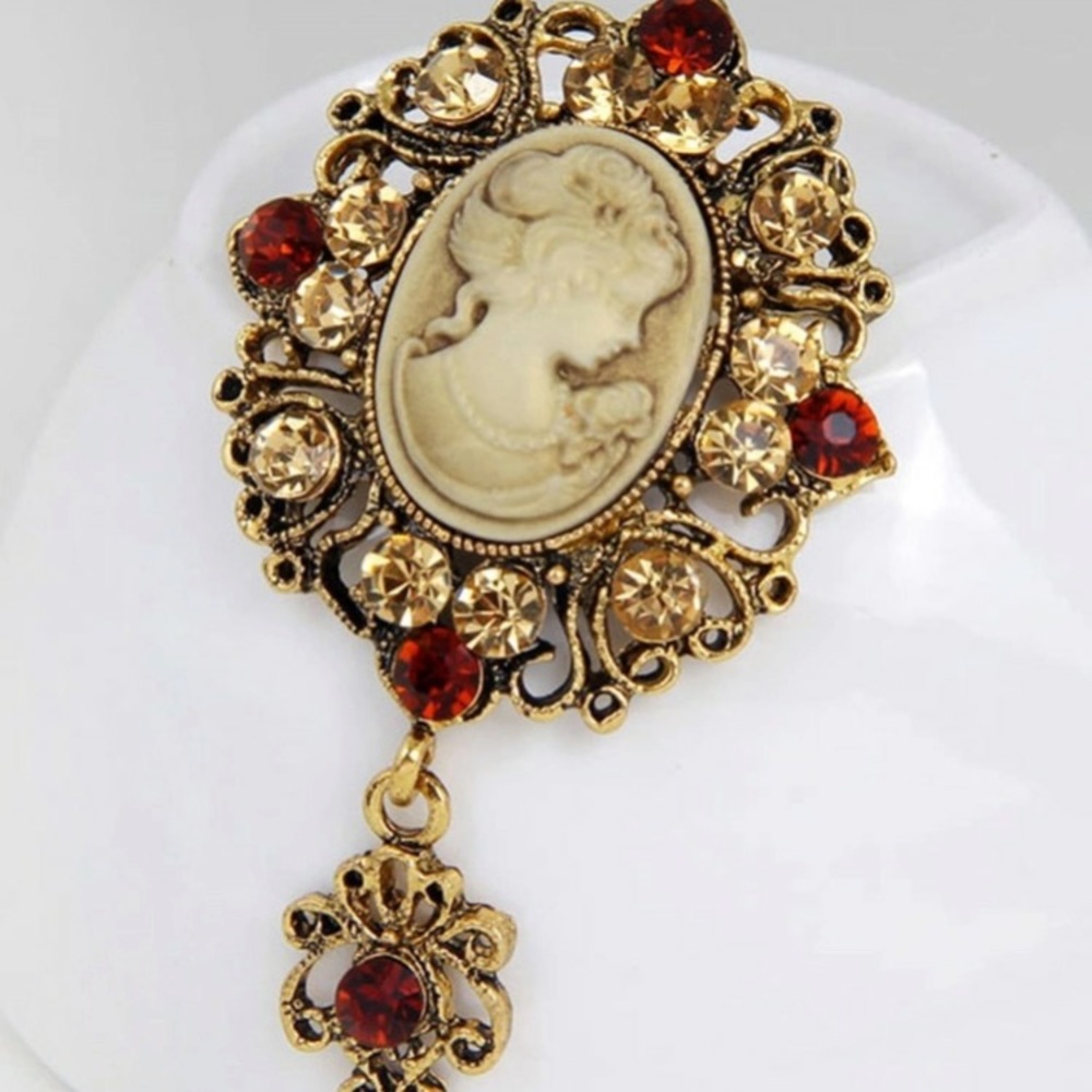 Cameo brooch